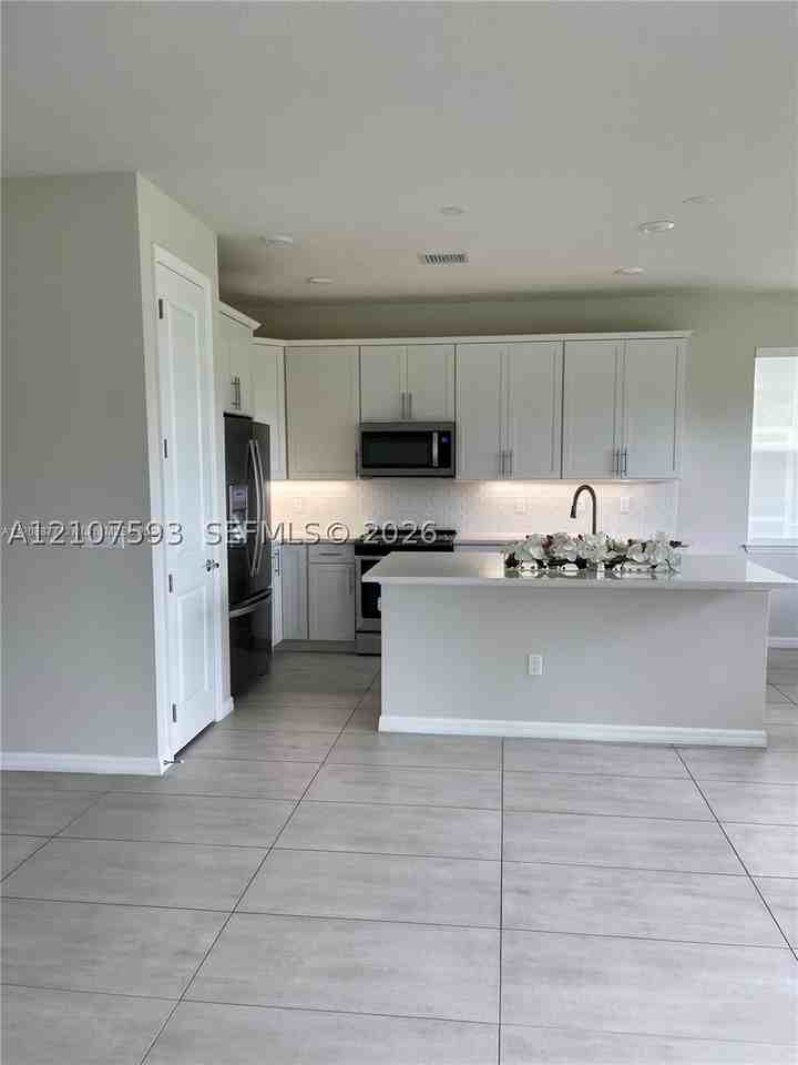 4615 Greenway Dr - Photo 4 of 32