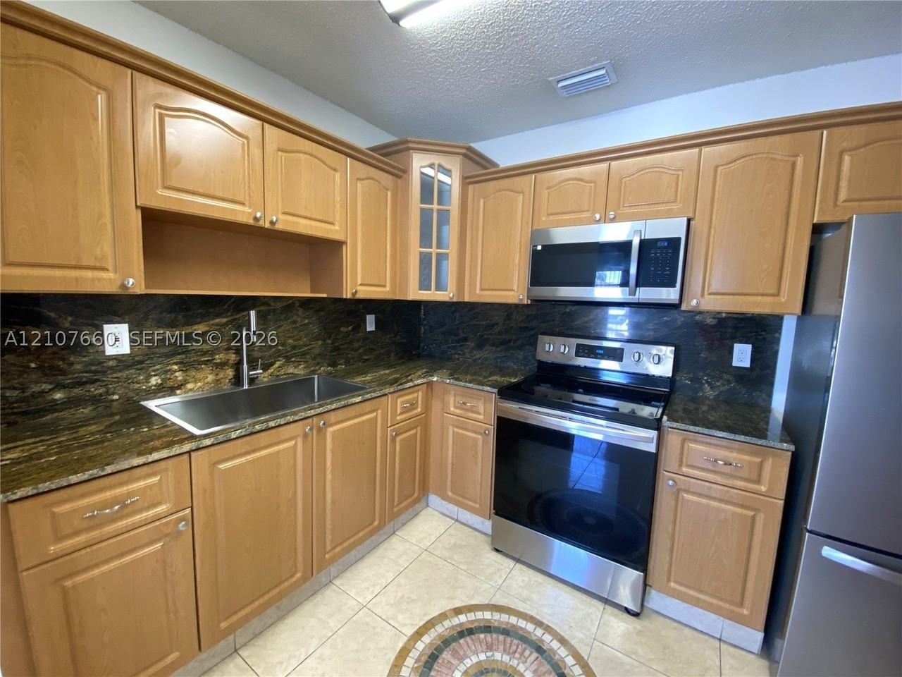958 W 39th Pl - Photo 2 of 18