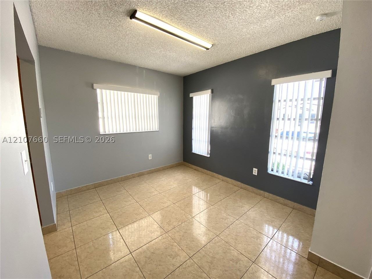 958 W 39th Pl - Photo 6 of 18
