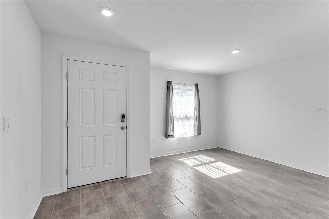 22 Round Tree Dr - Photo 5 of 33
