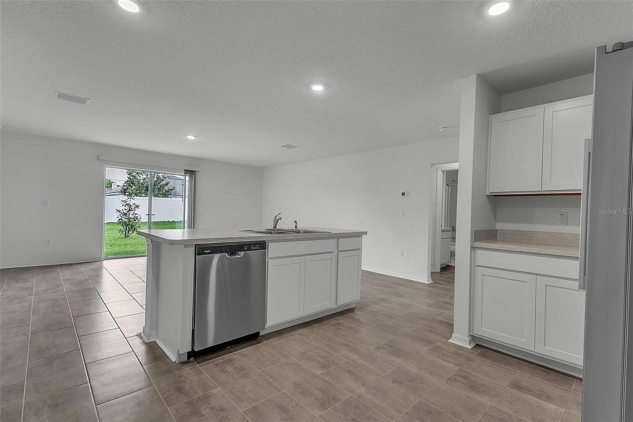 22 Round Tree Dr - Photo 6 of 33