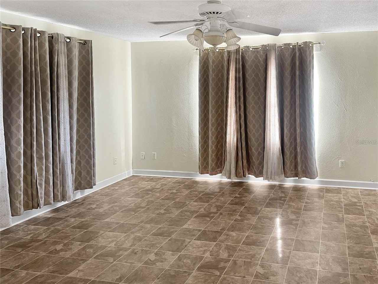 321 E Gunter St - Photo 2 of 12