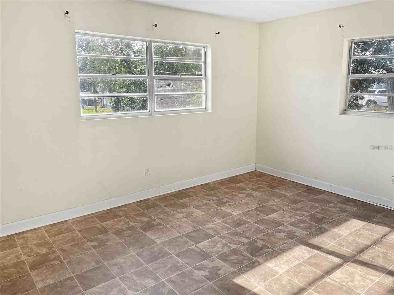 321 E Gunter St - Photo 4 of 12