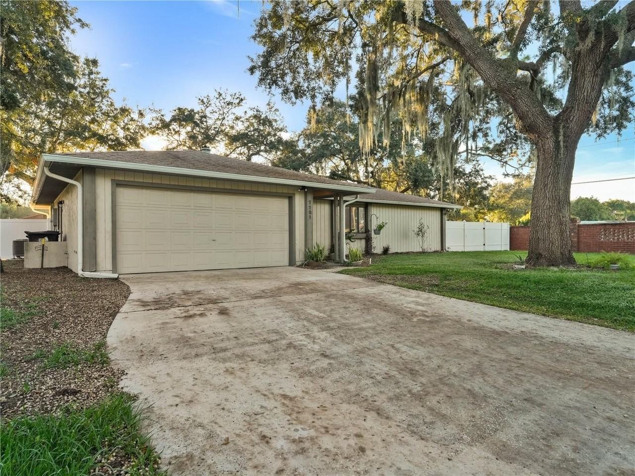 1101 Pine Sap Ct - Photo 2 of 34