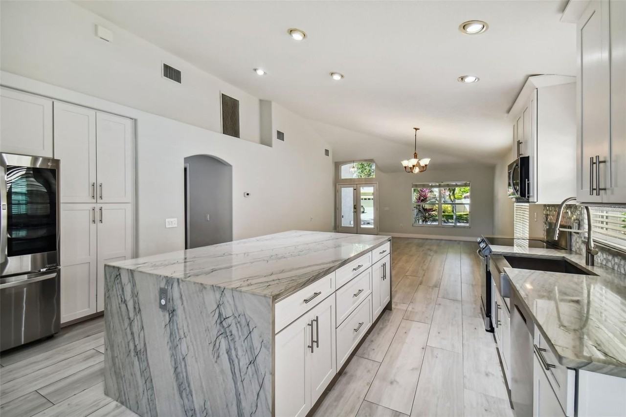 10412 Lucaya Dr - Photo 7 of 50