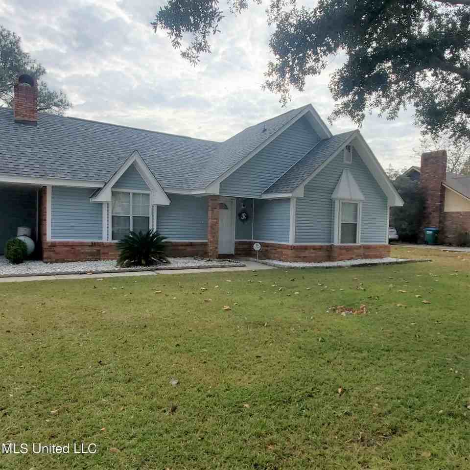 15113 Rosewood St - Photo 2 of 12