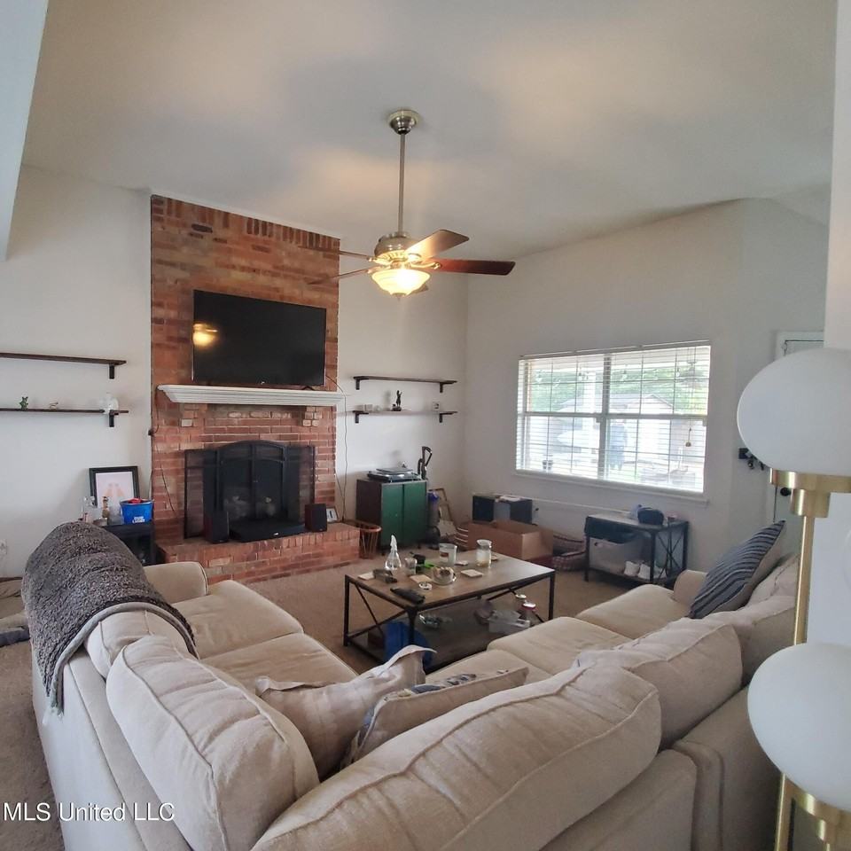 15113 Rosewood St - Photo 3 of 12