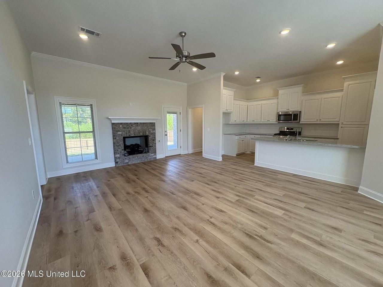 150 Madisonville Dr - Photo 6 of 39