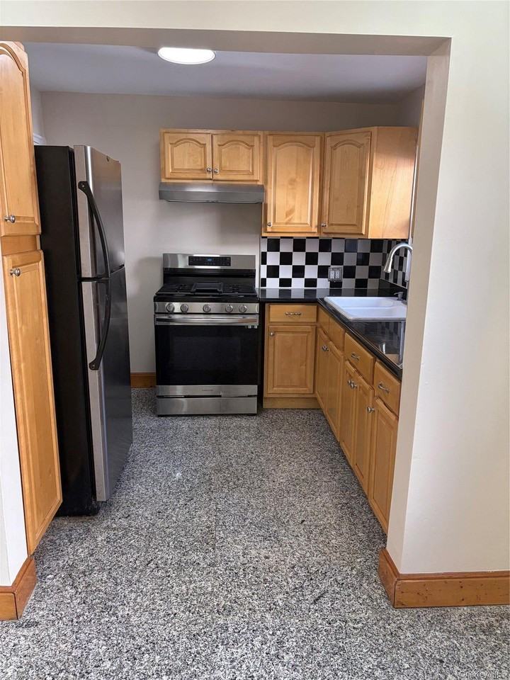 916 Center Dr - Photo 3 of 14