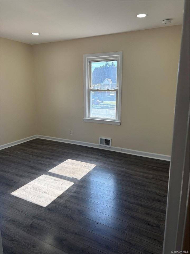 916 Center Dr - Photo 6 of 14