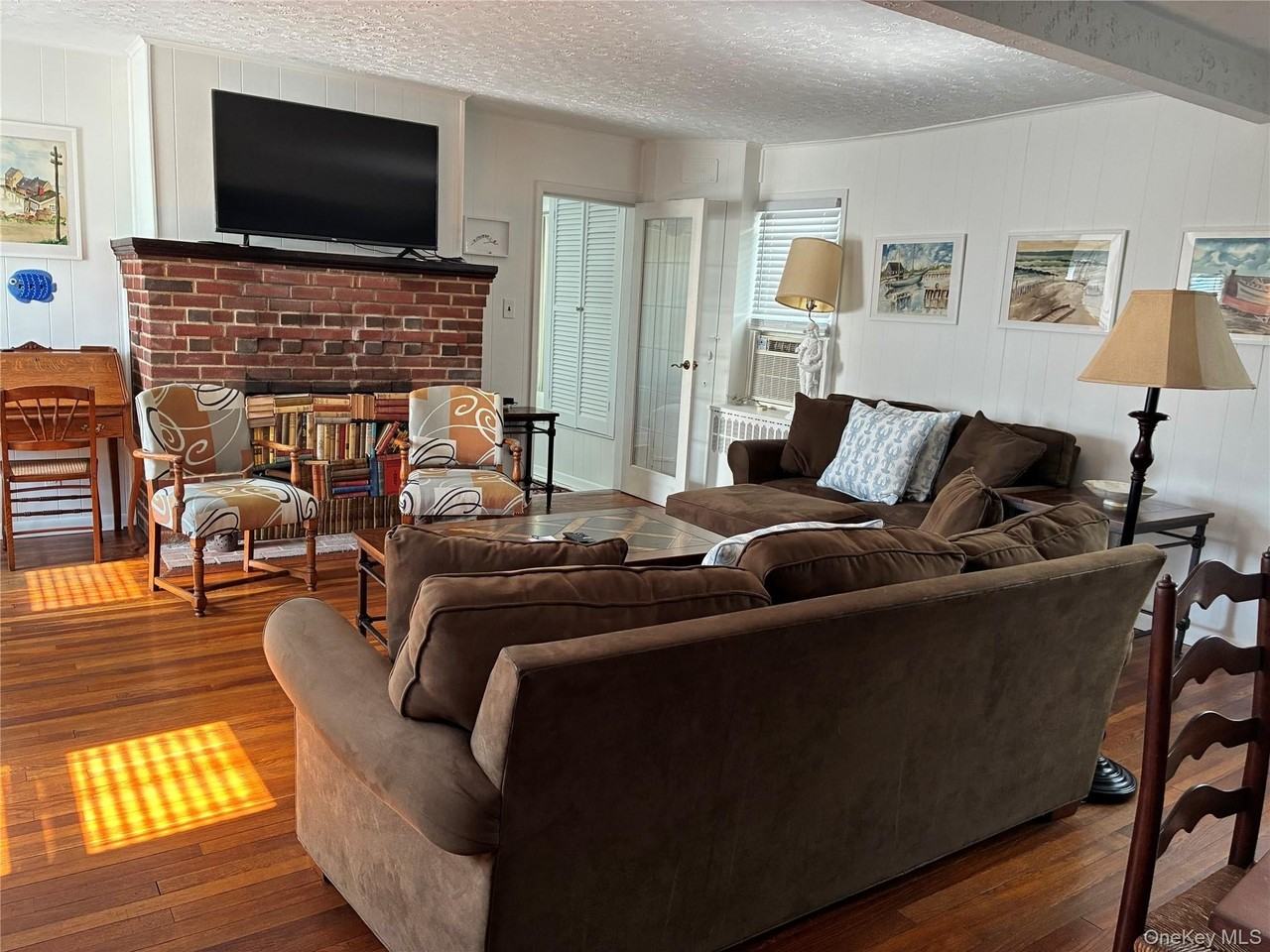 54 Erie Ave - Photo 3 of 43