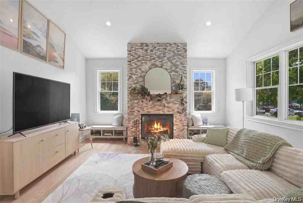33 Howland Ave - Photo 5 of 31