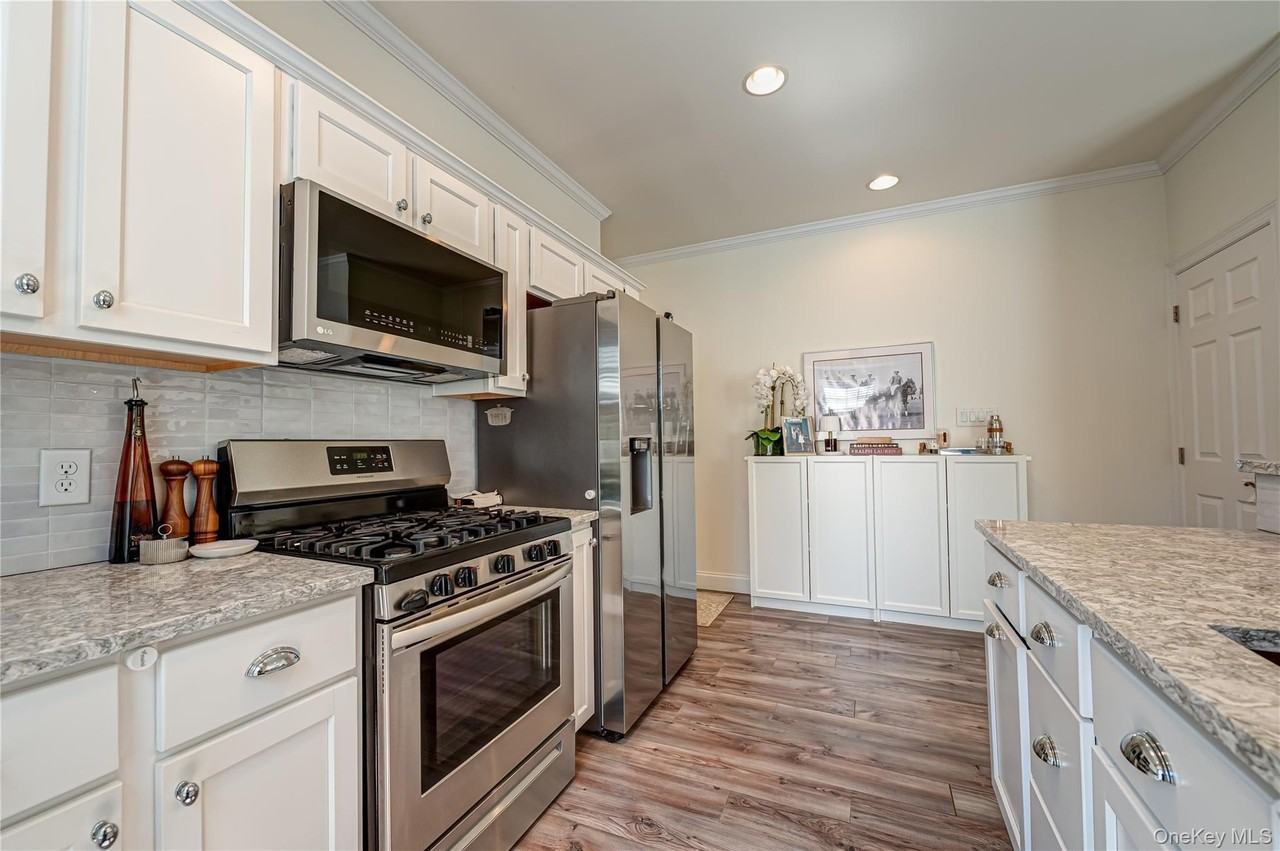 7 Nathan Hale Dr #E - Photo 3 of 13