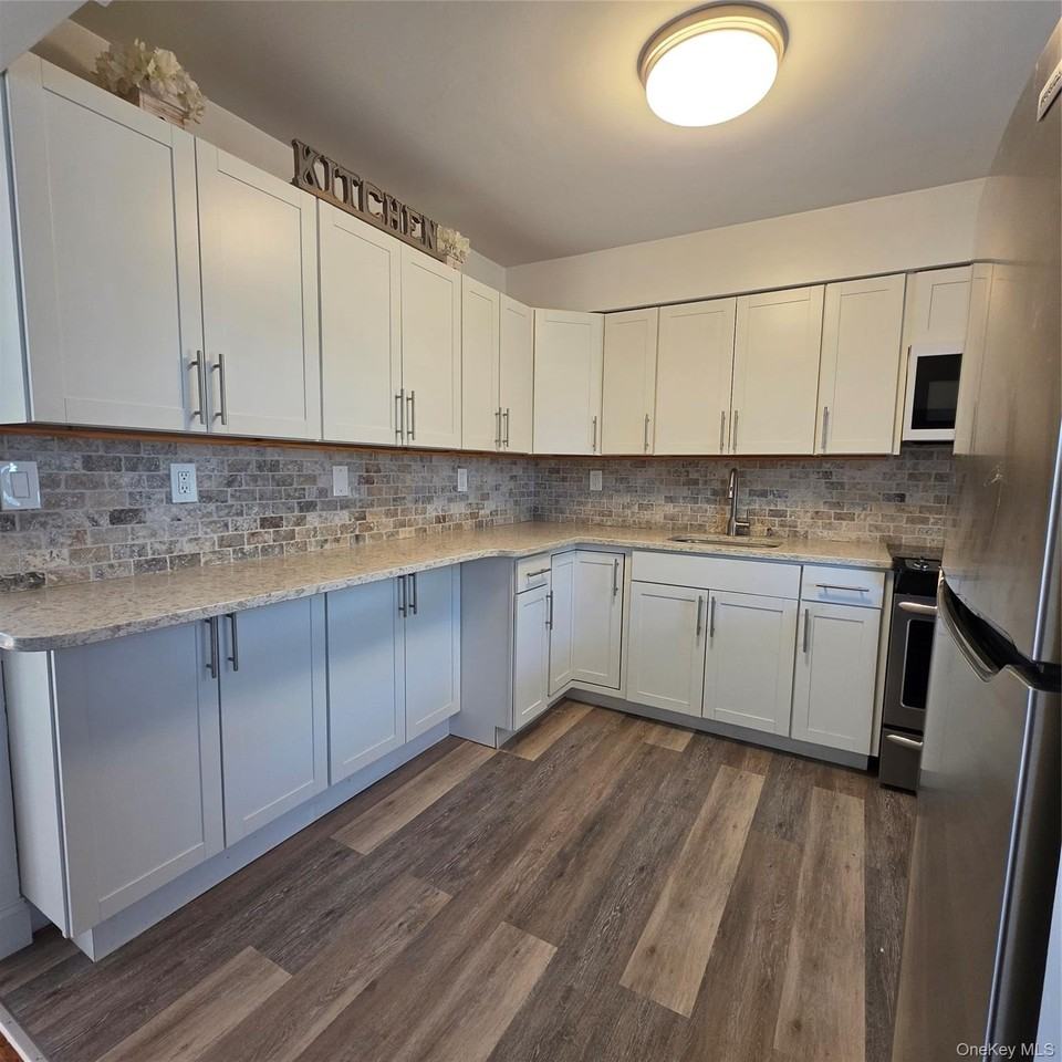 882 Leeds Ct - Photo 3 of 15