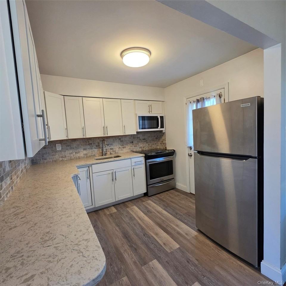 882 Leeds Ct - Photo 4 of 15