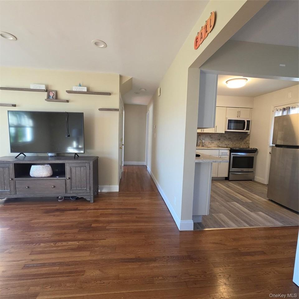 882 Leeds Ct - Photo 5 of 15