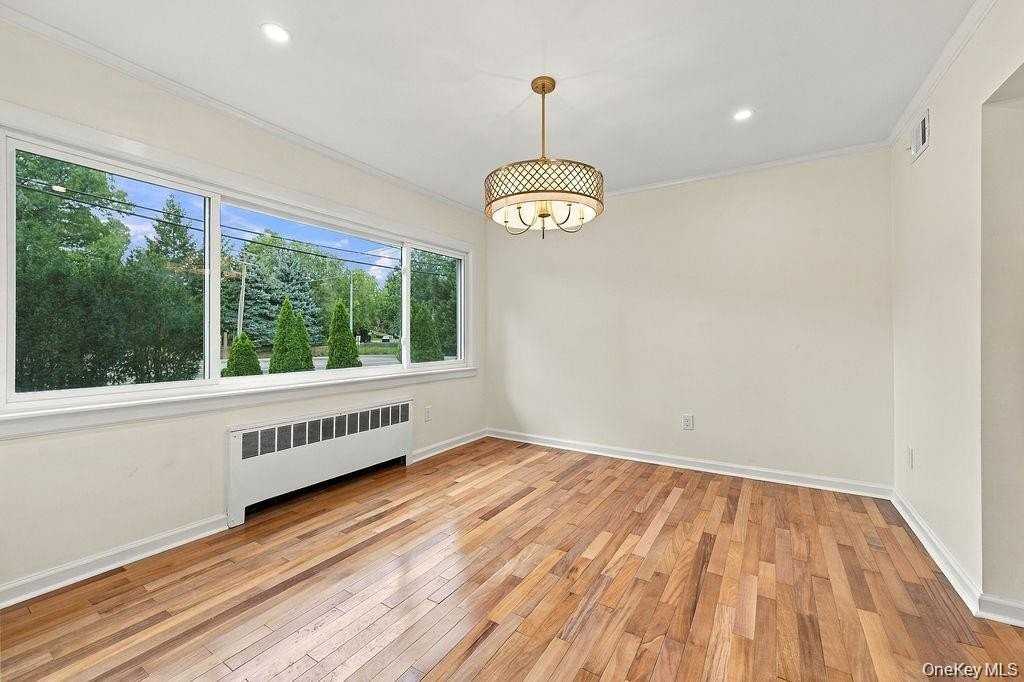 84 Middle Neck Rd - Photo 5 of 13