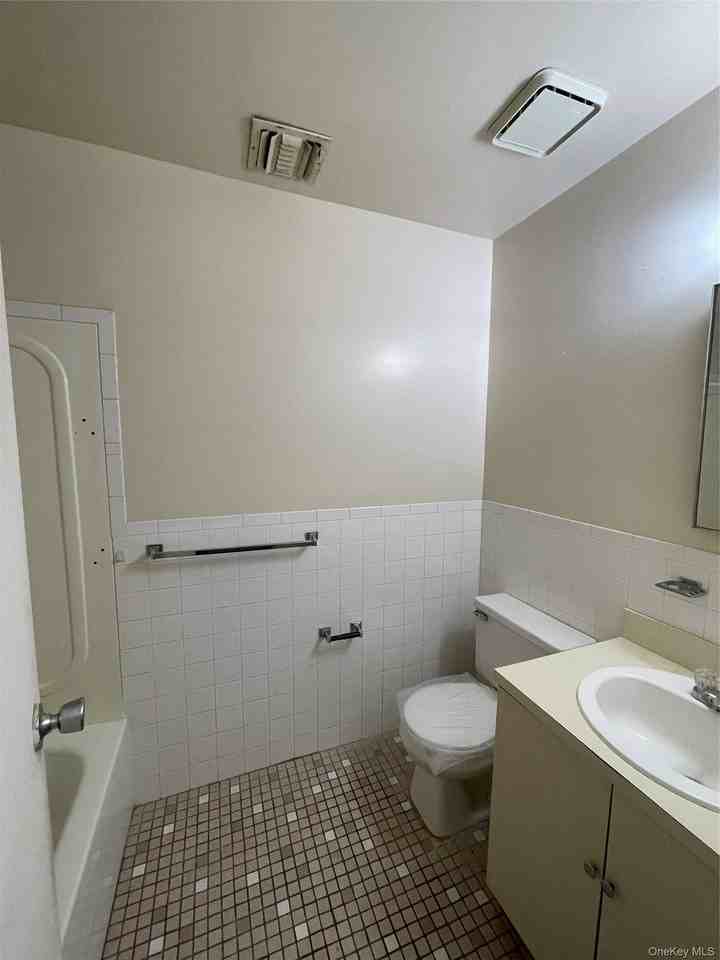 49 June Ct Apt 1a - Photo 4 of 12