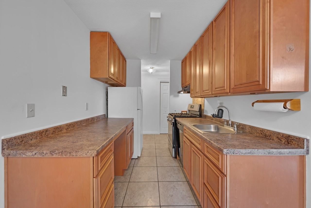 12 Shrewsbury Green Dr #C - Photo 3 of 24