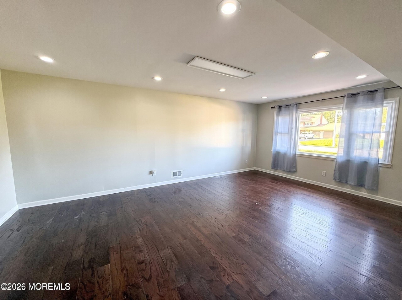 1583 Sea Island Dr - Photo 3 of 18