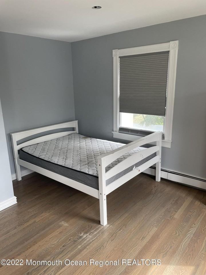 363 Lake Ave - Photo 5 of 20