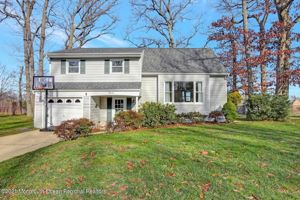 featured image of 13 Roslyn Dr