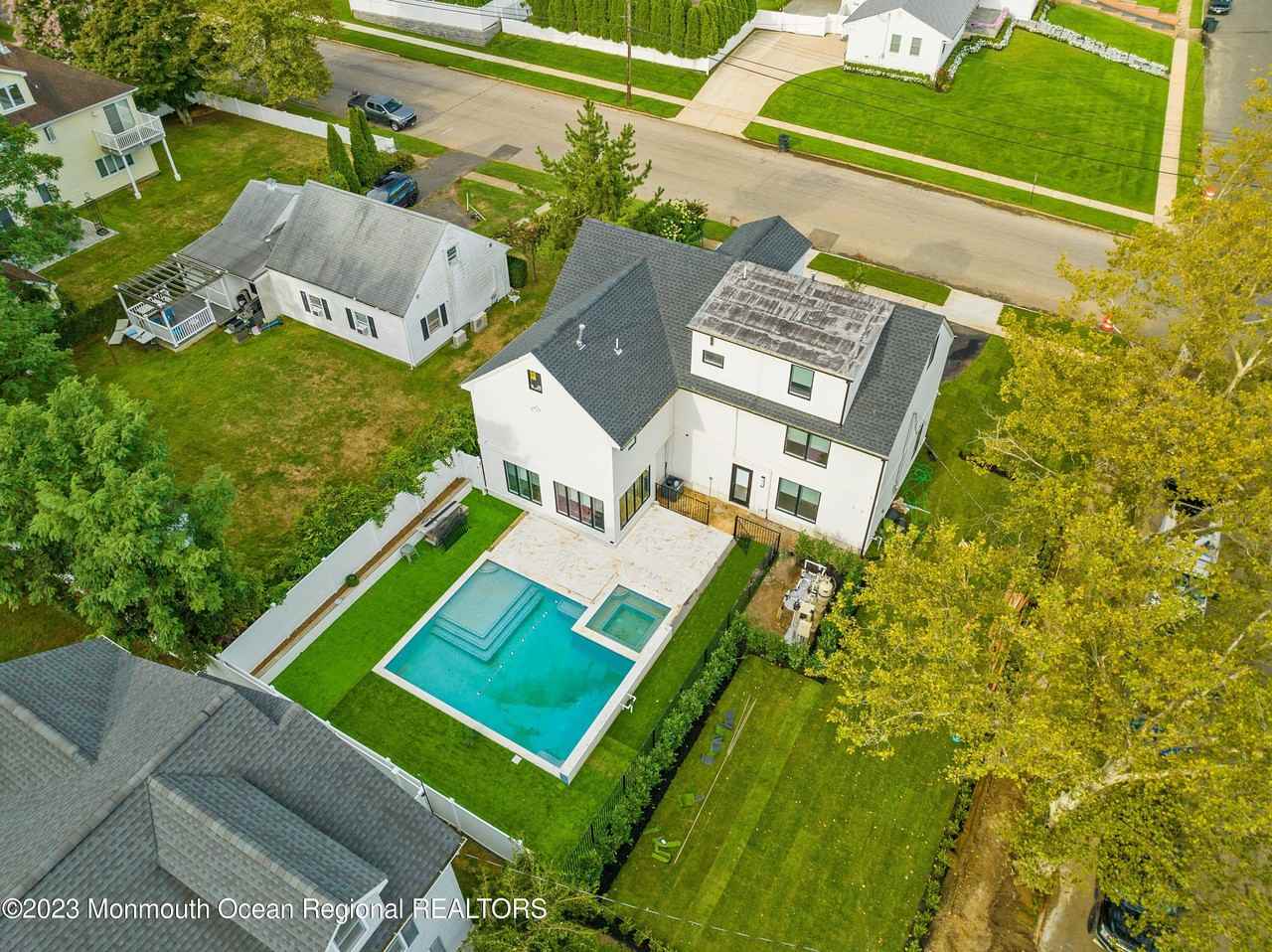 929 Van Court Ave - Photo 2 of 37