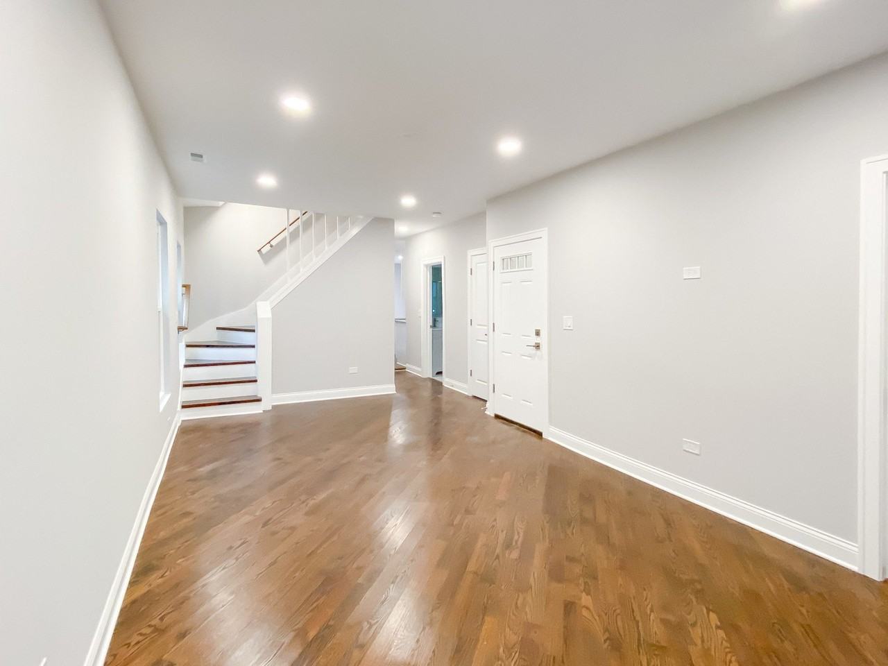 1529 W Victoria St #2 - Photo 4 of 21