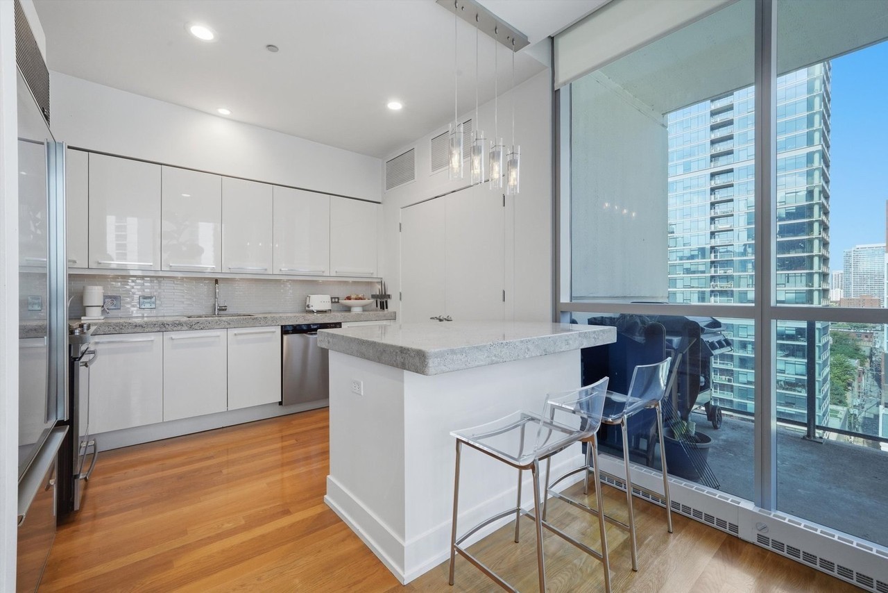 110 W Superior St #1404 - Photo 7 of 25