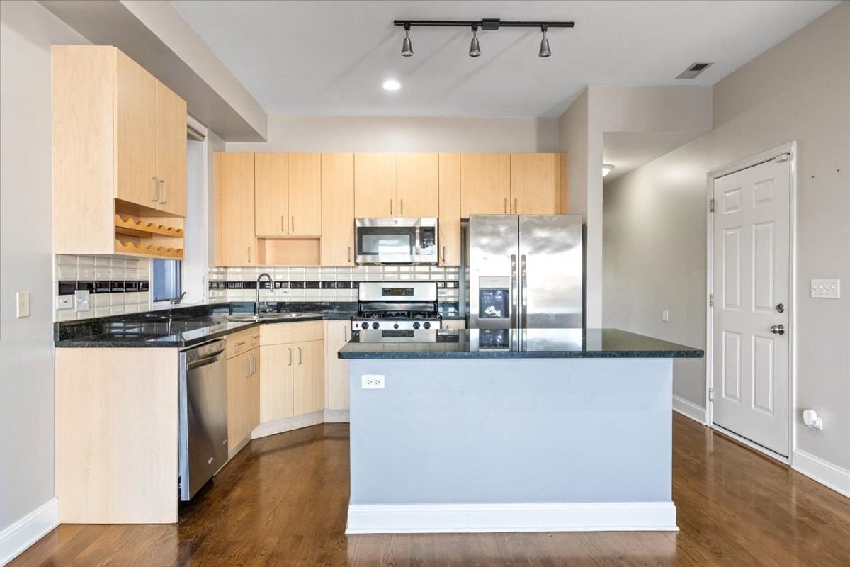 1369 W Hubbard St #3E - Photo 5 of 24