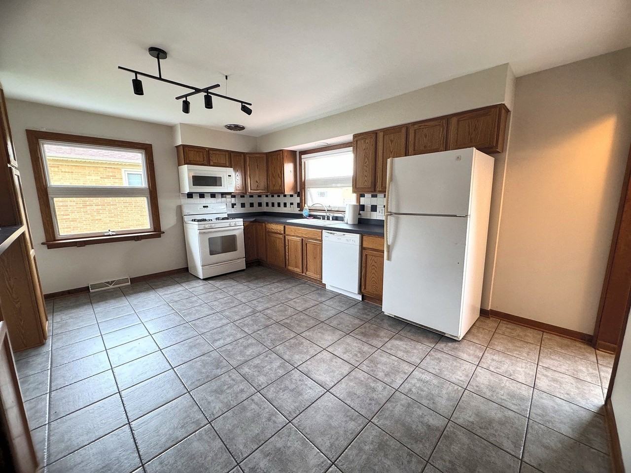 690 N Michigan St - Photo 4 of 16