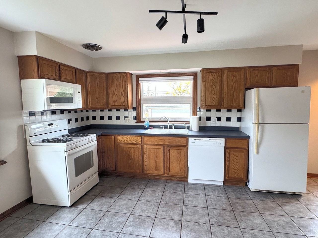 690 N Michigan St - Photo 5 of 16