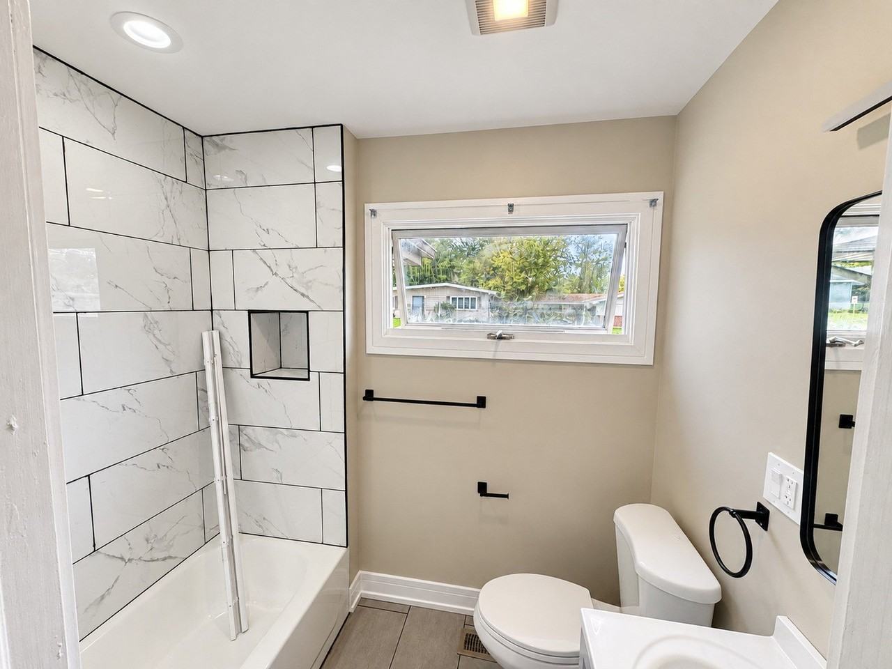 204 Shabbona Dr - Photo 4 of 17