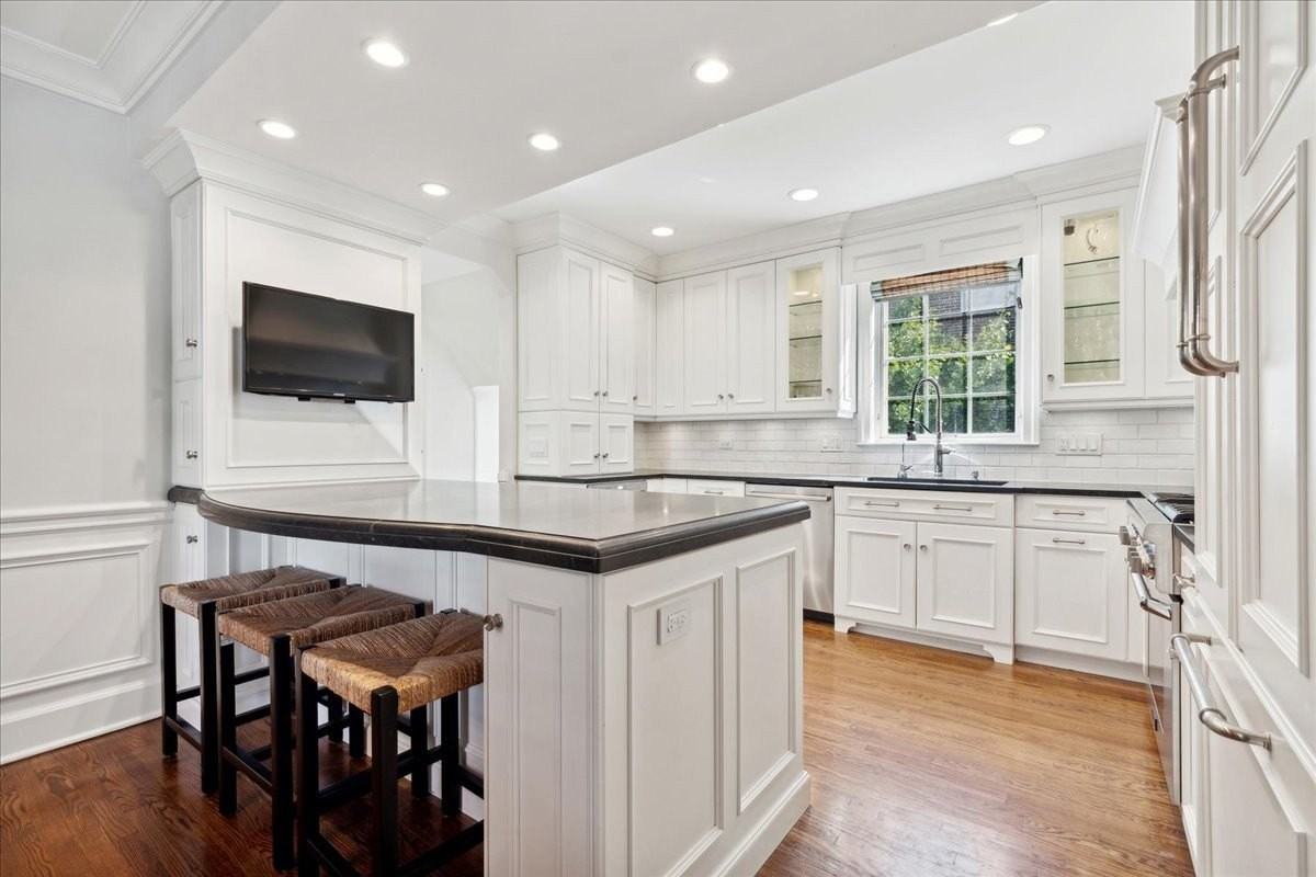 1094 Pine St - Photo 4 of 22