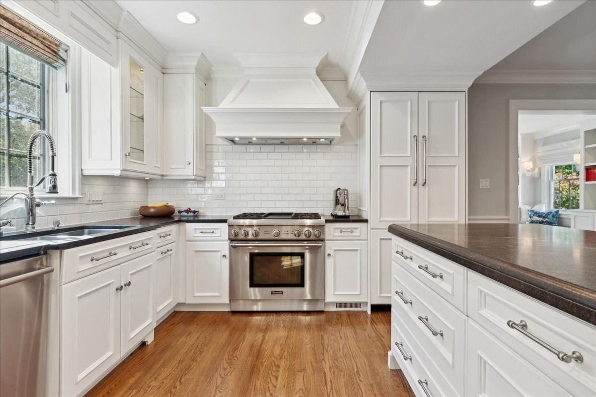 1094 Pine St - Photo 5 of 22
