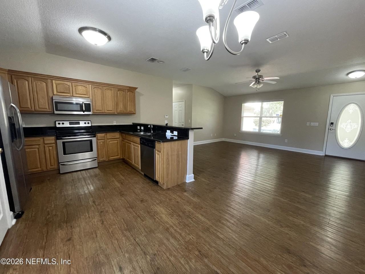 622 Center St N - Photo 2 of 19
