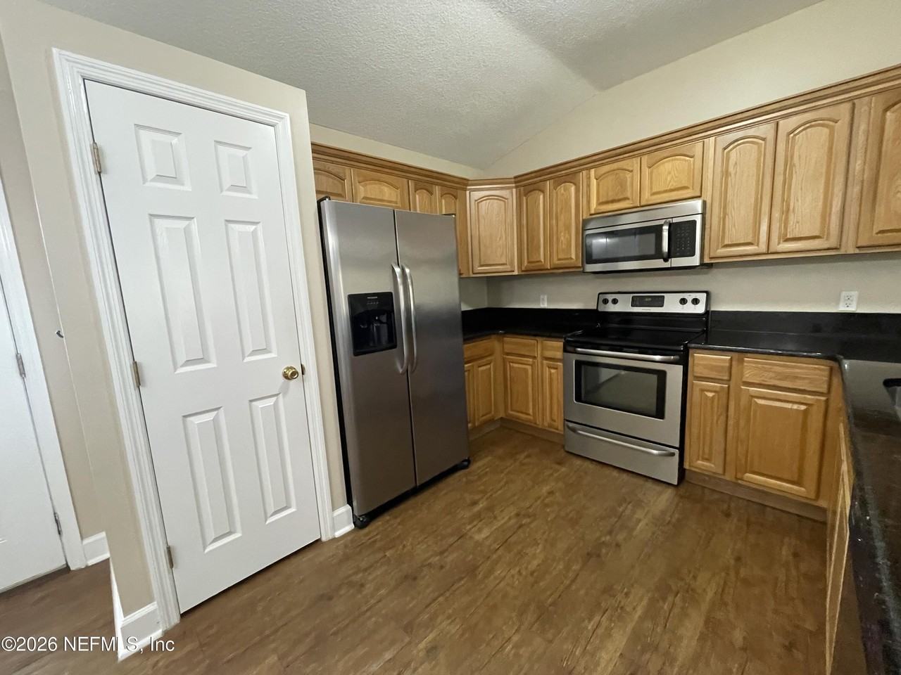 622 Center St N - Photo 4 of 19