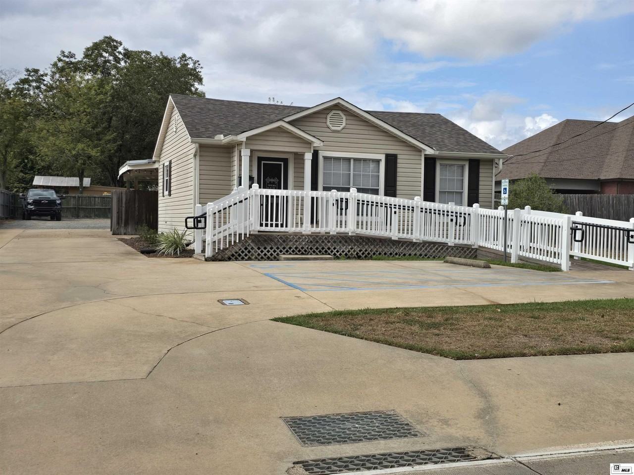 905 Warren Dr - Photo 2 of 11