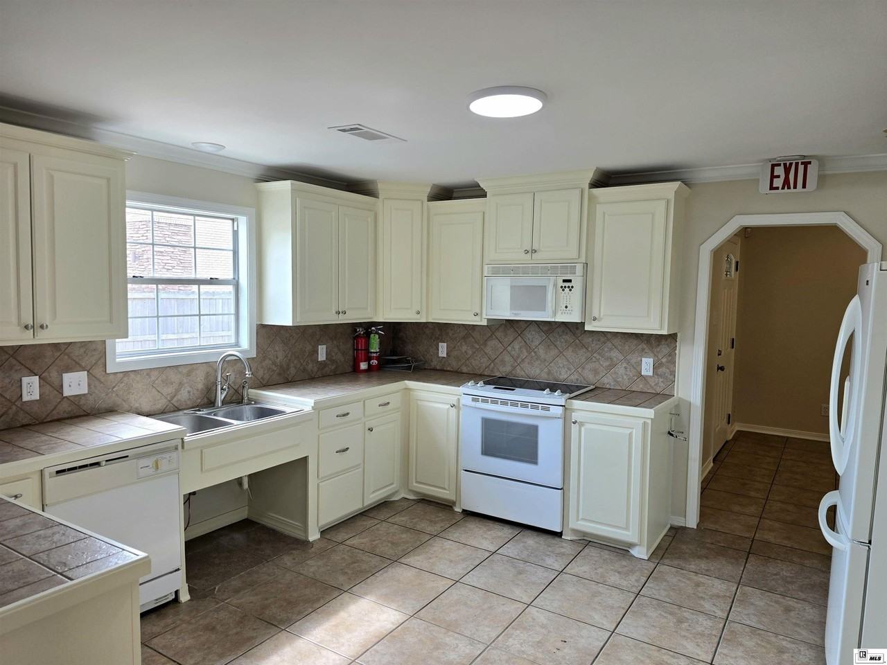 905 Warren Dr - Photo 3 of 11