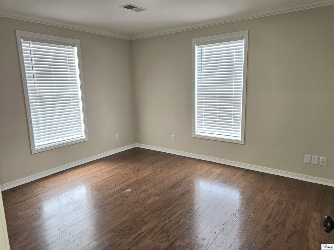 905 Warren Dr - Photo 4 of 11