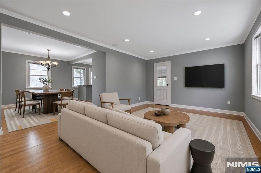 430 Bender Ave - Photo 2 of 23