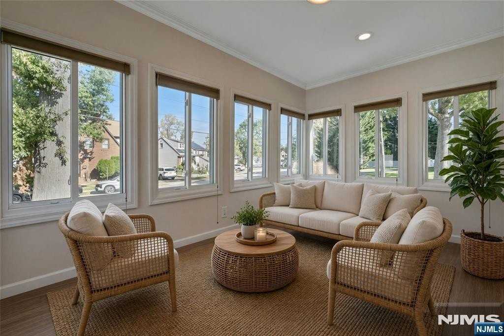 430 Bender Ave - Photo 3 of 23