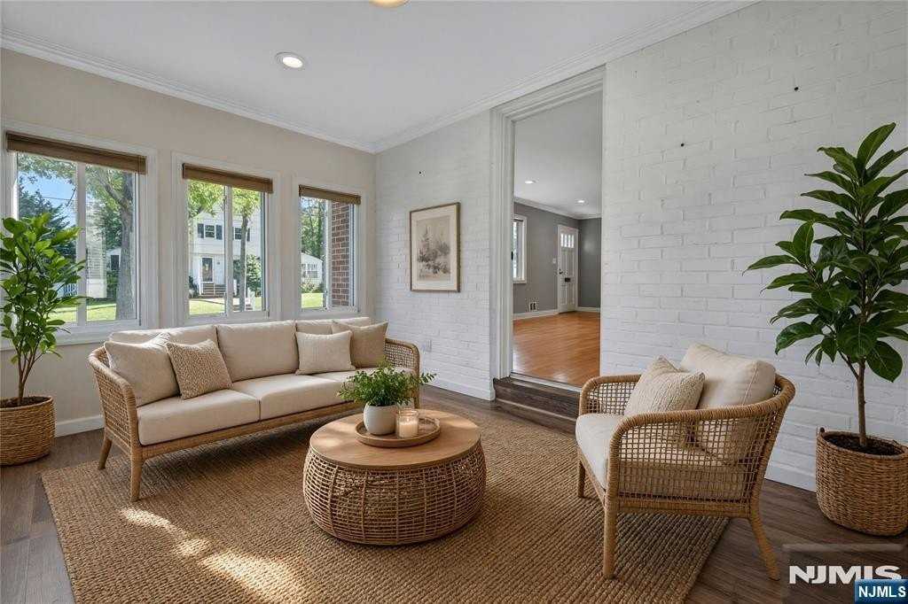 430 Bender Ave - Photo 4 of 23