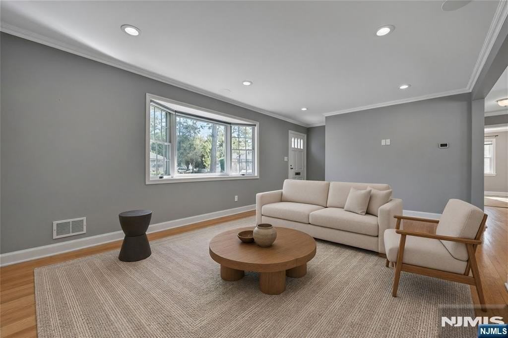 430 Bender Ave - Photo 5 of 23