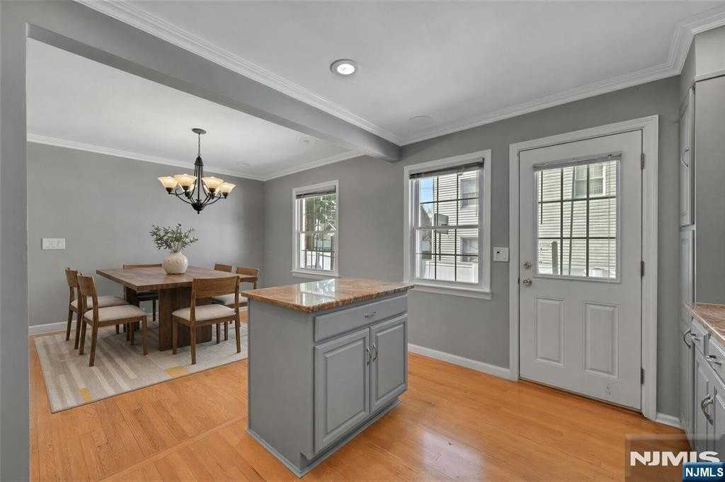 430 Bender Ave - Photo 7 of 23