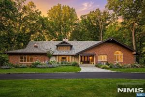 featured image of 17 Deerhill Dr