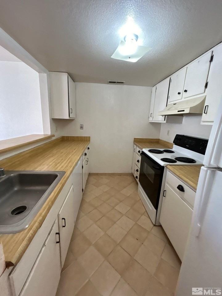 14002 Lear Blvd - Photo 3 of 16
