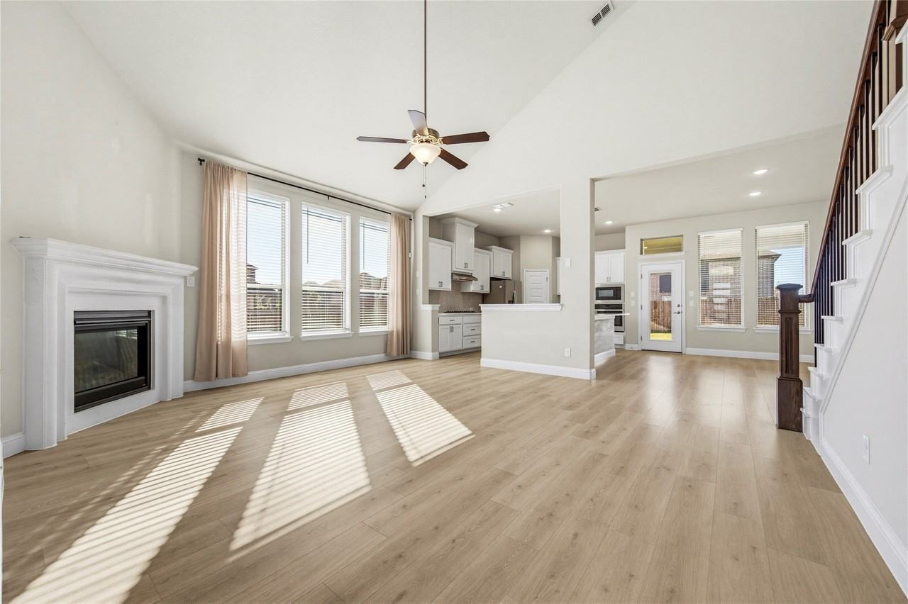 1112 Putman Dr - Photo 4 of 39