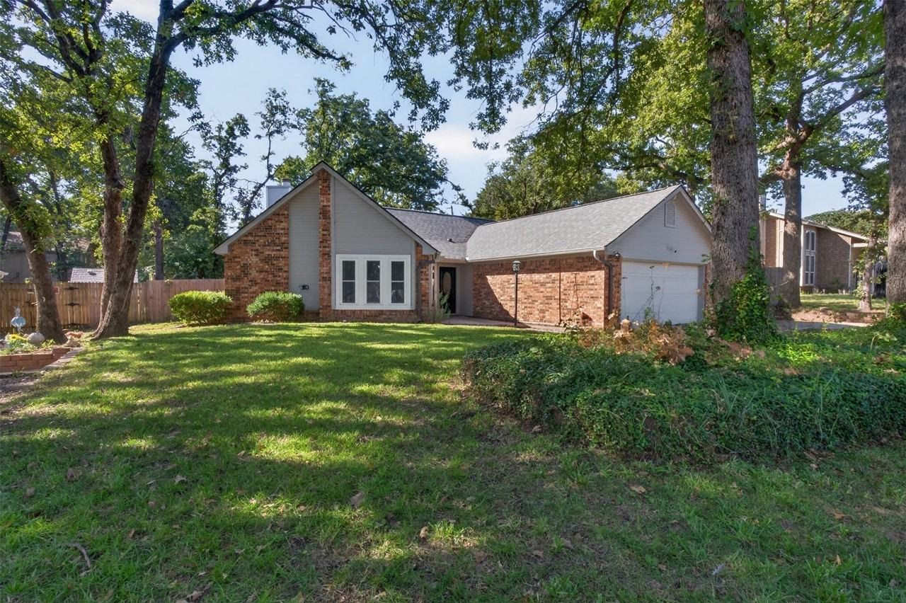 404 Greenleaf Dr - Photo 2 of 40