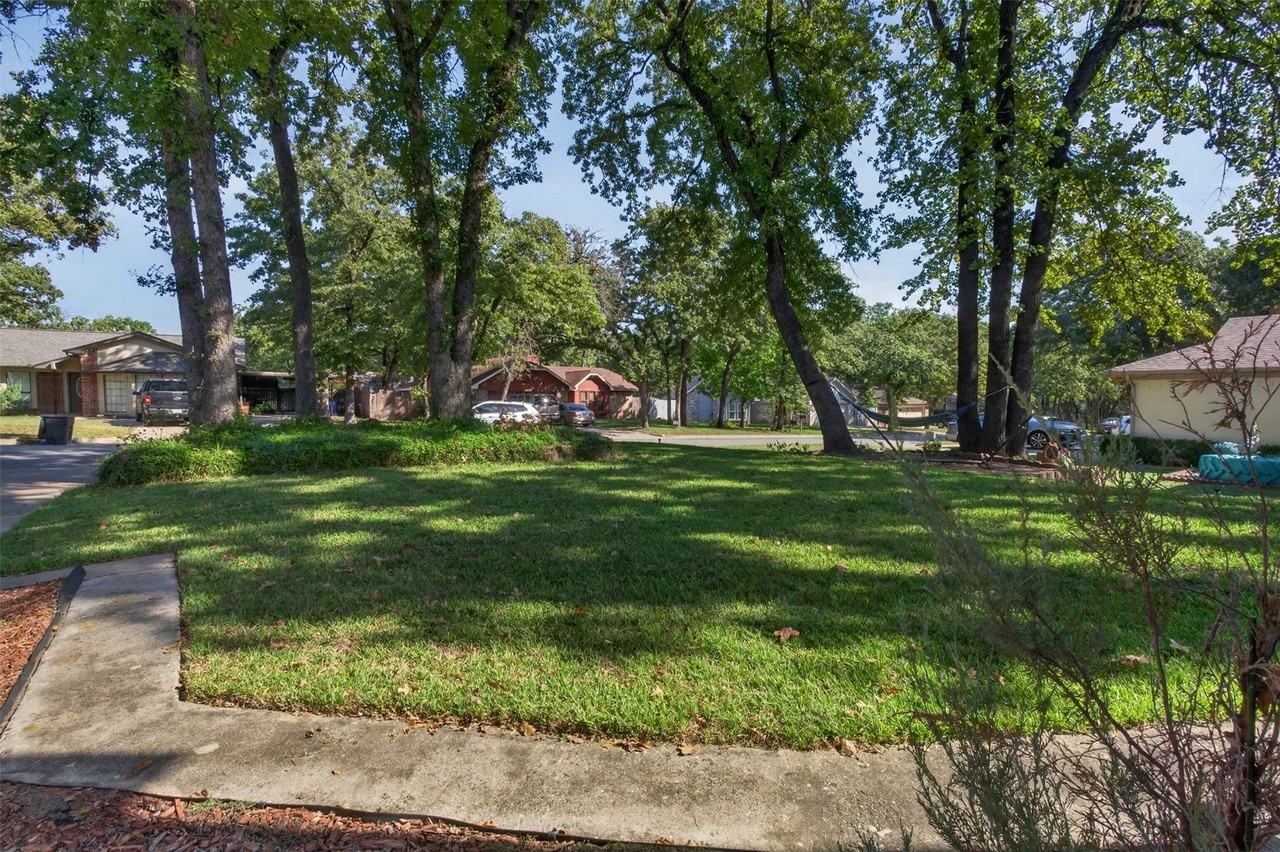 404 Greenleaf Dr - Photo 4 of 40
